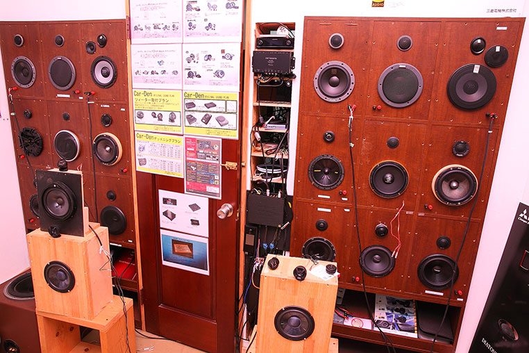 オーディオプロショップに展示されたスピーカー