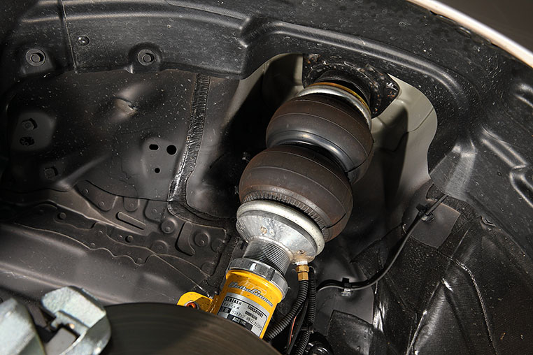 エアサスのエアバッグと、タイヤハウスインナーの位置関係