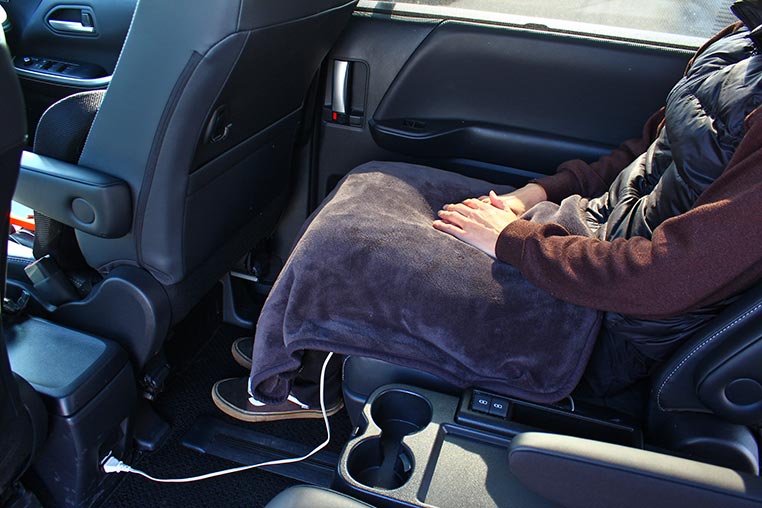 AC100V 1200Wコンセントに電気毛布をつなげている