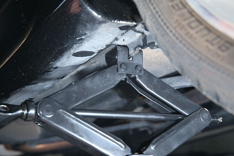 タイヤ交換の安全なやり方 車載ジャッキは使い方を間違うと倒れる