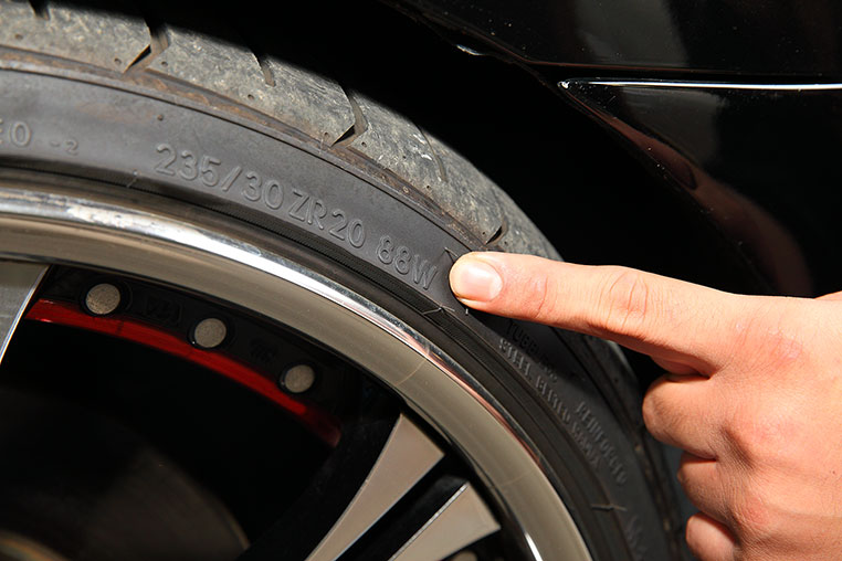 扁平タイヤのパンク エア漏れは 気づかない人も多いので要注意