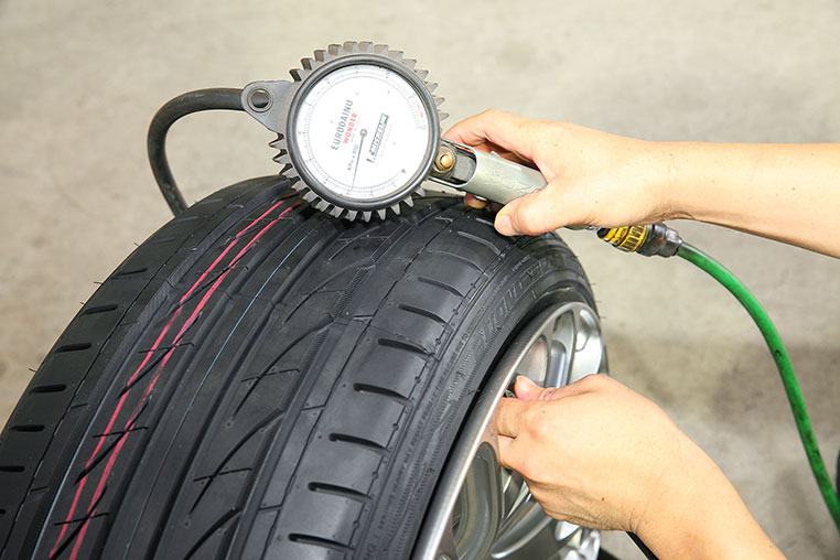 車のタイヤの空気圧は どの位の頻度でチェック 点検 補充 すべきもの