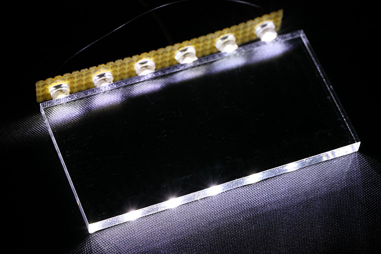 アクリル板の種類。LEDで光らせるならどれ？