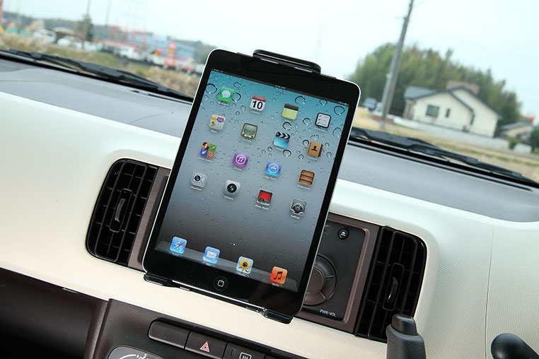 iPad・タブレットを車載（車に固定）したい！ ホルダーの選び方は？