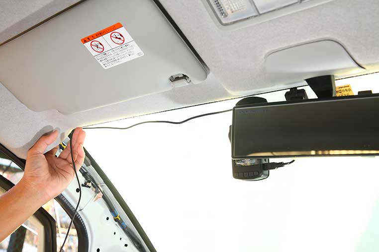 ドライブレコーダー取り付け方法 ピラー内部や天井裏に配線を隠すコツ