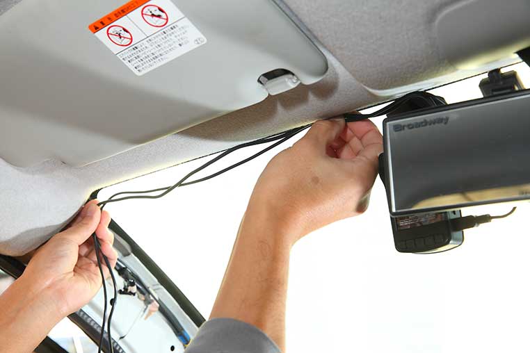 ドライブレコーダー取り付け方法 ピラー内部や天井裏に配線を隠すコツ